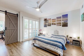 Desk, iron/ironing board, WiFi, bed sheets - Renovated island townhome near the beach with golf course views (Hilton Head)
