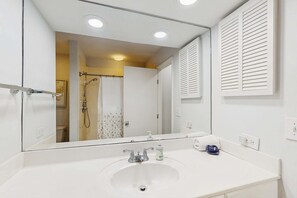 Shower, towels - Dog-Friendly Home Near Golf & Beach w/Shared Pool, Gated Back Deck, & Fast WiFi (Hilton Head)