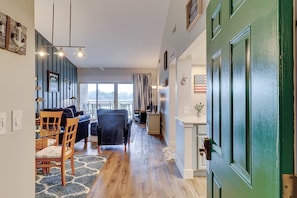 TV, DVD player, offices - Coastal charmer with cove-front balcony & trolley - walk to beach (Hilton Head)