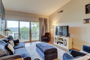 TV, DVD player, offices - Coastal charmer with cove-front balcony & trolley - walk to beach (Hilton Head)