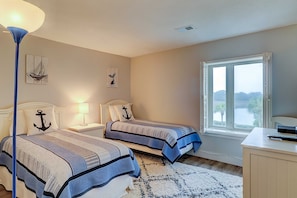 Iron/ironing board, WiFi, bed sheets - Coastal charmer with cove-front balcony & trolley - walk to beach (Hilton Head)