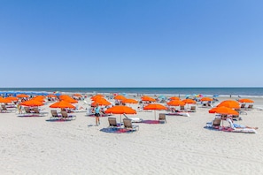 Beach nearby - Coastal charmer with cove-front balcony & trolley - walk to beach (Hilton Head)