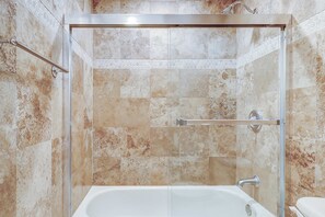Shower, towels - Queens Grant Condo in Palmetto Dunes | Fenced Patio, Grill | Near Beach (Hilton Head)