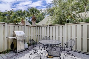 Outdoor dining - Queens Grant Condo in Palmetto Dunes | Fenced Patio, Grill | Near Beach (Hilton Head)