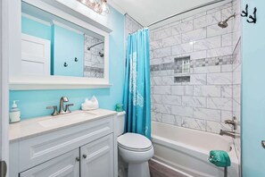 Shower, towels - Stunning Newly Renovated Condo w/ Ocean View & Shared Pool - Close to the Beach (Hilton Head)