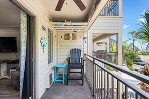 Property grounds - Stunning Newly Renovated Condo w/ Ocean View & Shared Pool - Close to the Beach (Hilton Head)