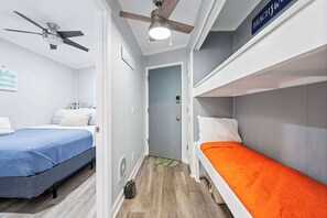 Een strijkplank/strijkijzer, wifi, beddengoed