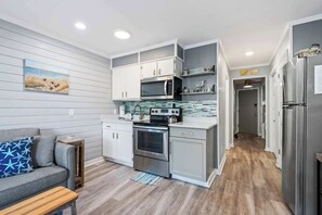 Fridge, microwave, oven, stovetop - Stunning Newly Renovated Condo w/ Ocean View & Shared Pool - Close to the Beach (Hilton Head)