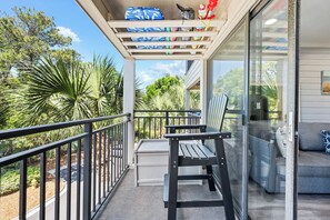 Property grounds - Stunning Newly Renovated Condo w/ Ocean View & Shared Pool - Close to the Beach (Hilton Head)