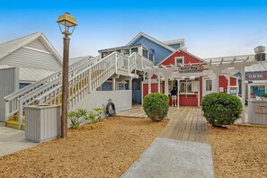 Exterior - Nautical condo with a balcony, & AC - close to pickleball and tennis courts (Hilton Head)