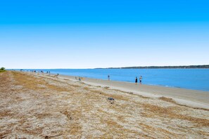 Beach nearby - Nautical condo with a balcony, & AC - close to pickleball and tennis courts (Hilton Head)