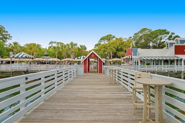 Outdoor dining - Nautical condo with a balcony, & AC - close to pickleball and tennis courts (Hilton Head)