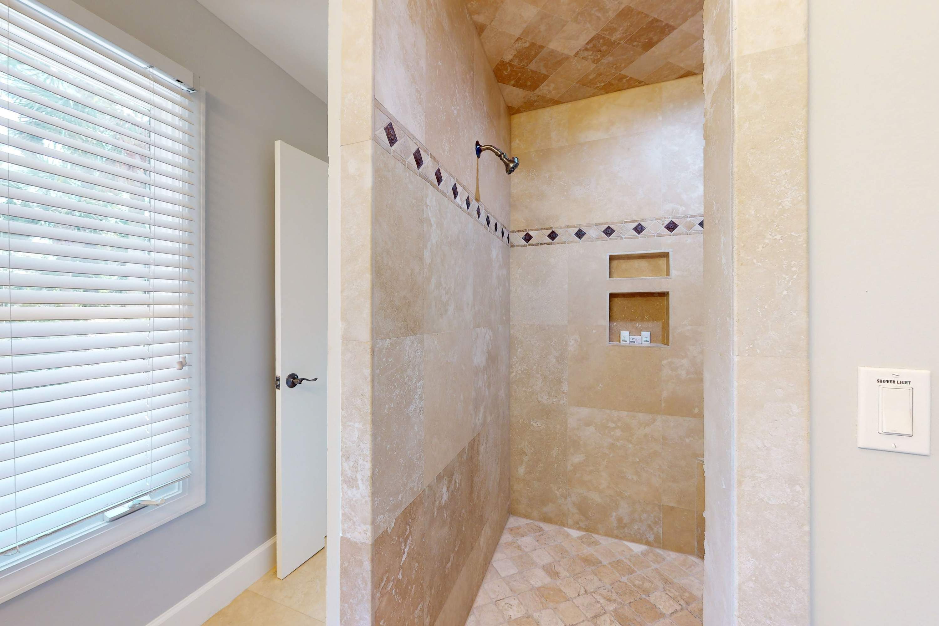 Une salle de bain équipée d’une douche, d’un porte-serviettes et d’un panneau de commande de la douche.
