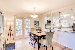 Dining - Relaxing Evian condo w/ patio, pool, tennis, pickleball, beach, golf, Dogs ok (Hilton Head)