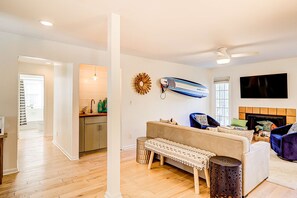 TV - Relaxing Evian condo w/ patio, pool, tennis, pickleball, beach, golf, Dogs ok (Hilton Head)
