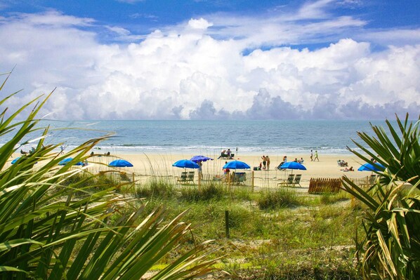 Beach nearby - Relaxing Evian condo w/ patio, pool, tennis, pickleball, beach, golf, Dogs ok (Hilton Head)