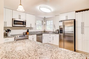Fridge, microwave, oven, stovetop - Relaxing Evian condo w/ patio, pool, tennis, pickleball, beach, golf, Dogs ok (Hilton Head)