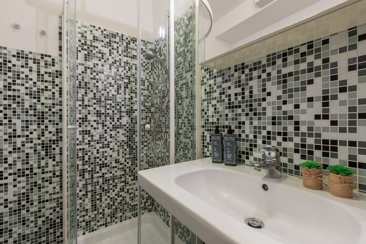 Douche, sèche-cheveux, bidet, serviettes fournies