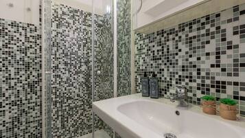 Douche, sèche-cheveux, bidet, serviettes fournies