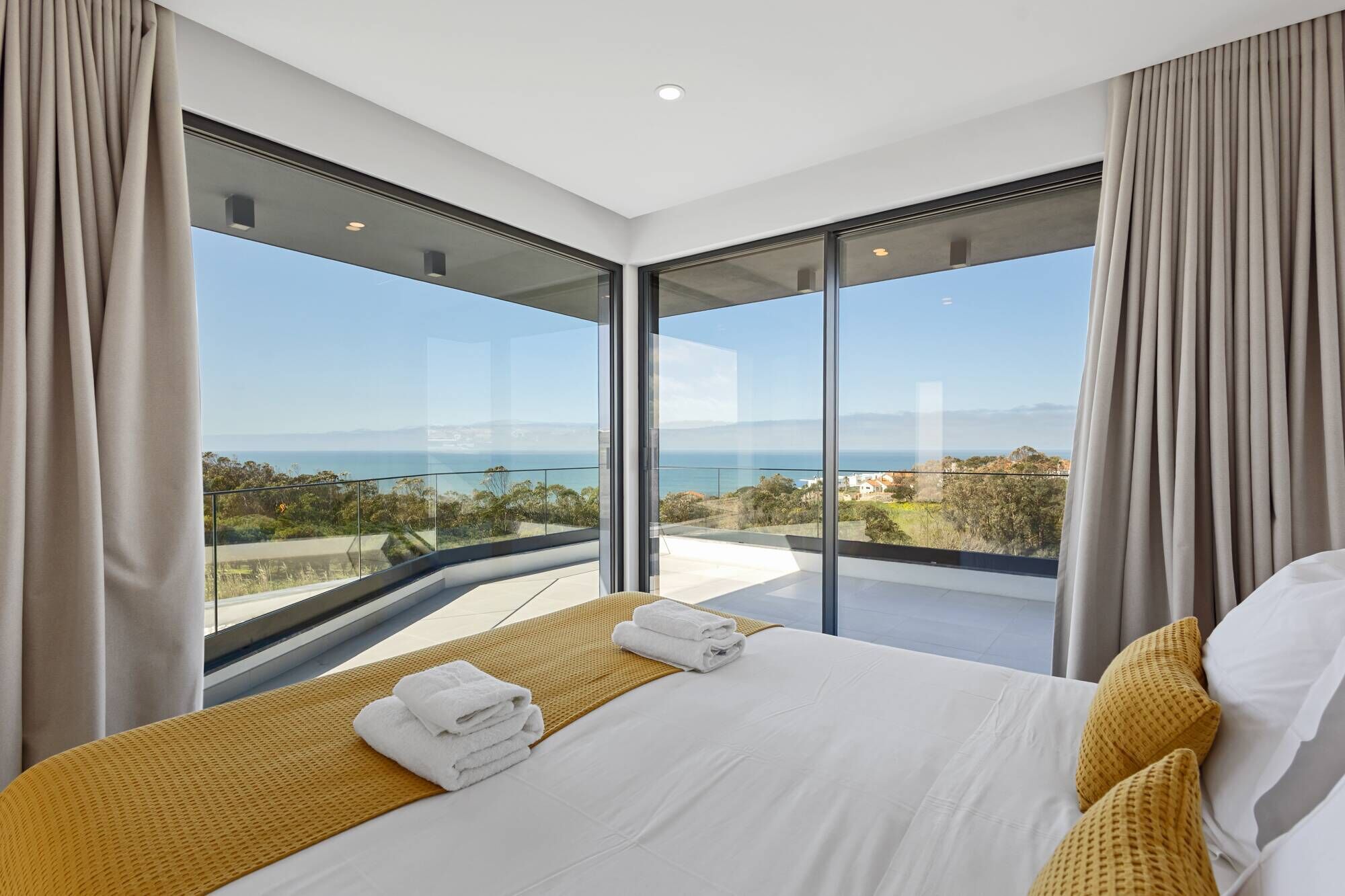 3 bedrooms, internet, bed sheets