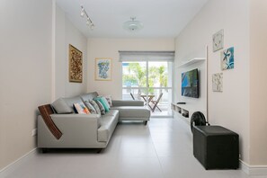 TV, video library - 100m from the beach | Barbecue grill on the balcony #IA23N (Florianópolis)
