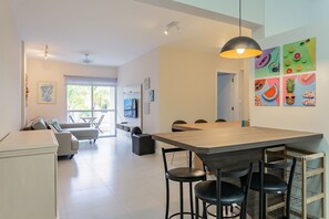 Interior - 100m from the beach | Barbecue grill on the balcony #IA23N (Florianópolis)