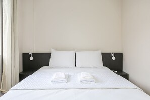 Tabla de planchar con plancha, acceso a internet y ropa de cama 