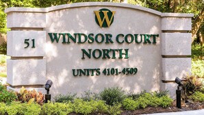 Skilt for Windsor Court North med et W-logo, der angiver et hotel eller boligkompleks.