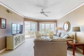 TV, DVD player, offices - Island getaway by the ocean w/ balcony view & shared pool - beach access (Hilton Head)