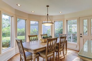 Dining - Charming 3 bedroom 3 1/2 bath home in beautiful Sea Pines. (Hilton Head)