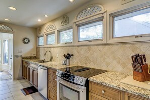 Fridge, microwave, oven, stovetop - Charming 3 bedroom 3 1/2 bath home in beautiful Sea Pines. (Hilton Head)