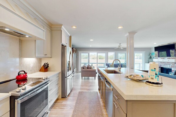 Fridge, microwave, oven, stovetop - Unbeatable views from private pool with pool spa - near shopping & beaches (Hilton Head)