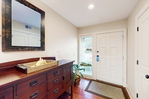 Interior - Harbour Town hideaway w/scenic balcony/water views - steps from the lighthouse (Hilton Head)