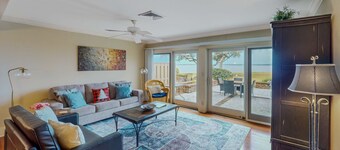 Harbour Town hideaway w/scenic balcony/water views - steps from the lighthouse