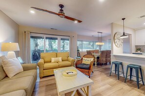 TV, offices - Beautiful Home On George Fazio Golf Course Close to the Beach (Hilton Head)