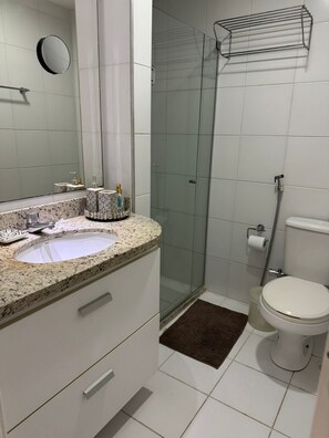 Shower, hair dryer, towels, toilet paper - Beachfront Apartment (Salvador)