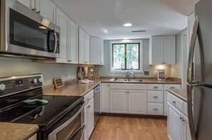 Fridge, microwave, oven, stovetop - Inviting Townhome w/ Balcony & Private Gas Grill - Close to the Beach (Hilton Head)