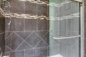 Shower, hair dryer, towels, shampoo - Inviting Townhome w/ Balcony & Private Gas Grill - Close to the Beach (Hilton Head)