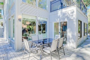 Outdoor dining - Dog friendly home w/ an enclosed yard, pool deck, & private pool (Hilton Head)