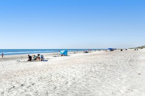 On the beach - Island condo w/ beach access and balcony view - close to golf (Hilton Head)