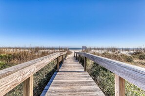 Beach nearby - Fully Renovated Sea Pines Home w/ Private Pool Six Rows from the Water - Dogs OK (Hilton Head)