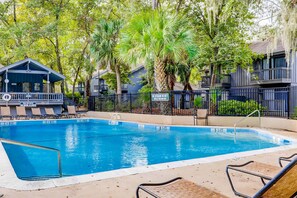 Pool - Relaxing condo with golf course views, private deck, and easy beach access (Hilton Head)
