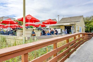 Outdoor dining - Relaxing condo with golf course views, private deck, and easy beach access (Hilton Head)