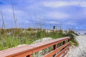Beach nearby - Relaxing condo with golf course views, private deck, and easy beach access (Hilton Head)
