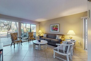 TV, DVD player, offices - Sunny getaway with full kitchen, furnished deck, and shared pool (Hilton Head)