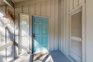Exterior detail - Sunny getaway with full kitchen, furnished deck, and shared pool (Hilton Head)