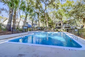 Pool - Sunny getaway with full kitchen, furnished deck, and shared pool (Hilton Head)