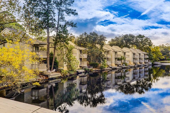 Exterior - Bright, charming condo with screened porch, shared pool, and easy beach access (Hilton Head)