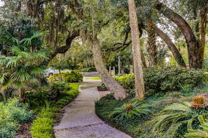Property grounds - Bright, charming condo with screened porch, shared pool, and easy beach access (Hilton Head)
