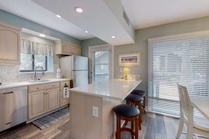 Fridge, microwave, oven, stovetop - Bright, charming condo with screened porch, shared pool, and easy beach access (Hilton Head)